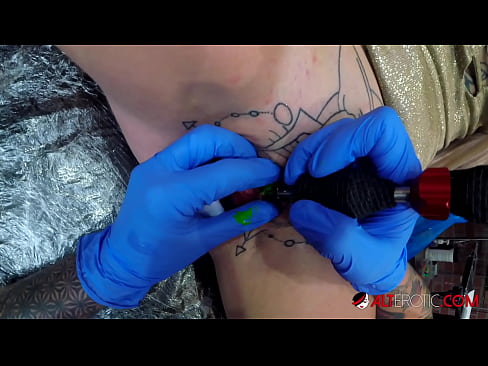 ❤️ Extremt tatuerade snyggingen Sully Savage fick en tatuering på sin klitoris ️❌ Just porr at sv.hentaibar.ru ❤